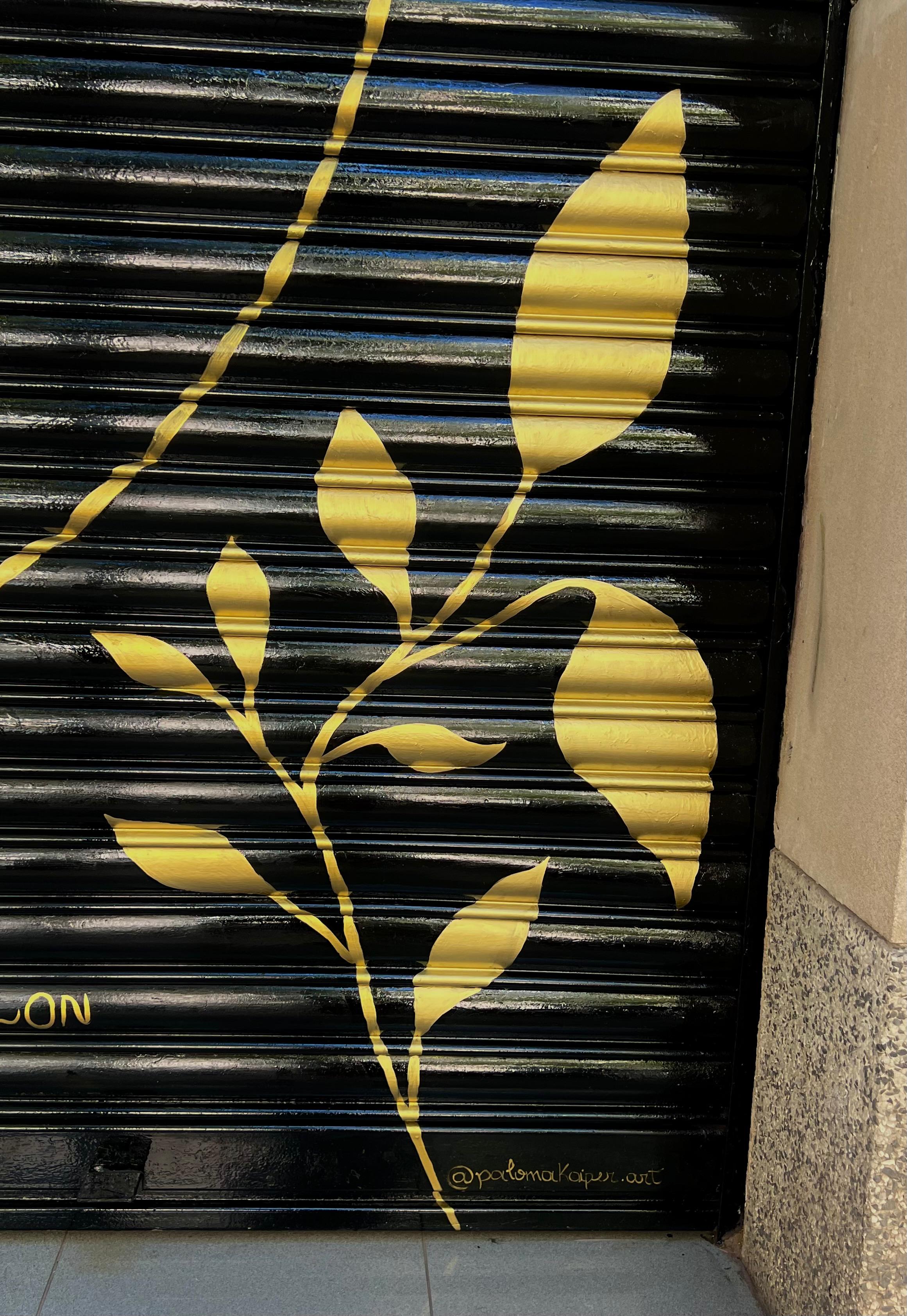 Detail of the gold leaves painted on the salon shutter